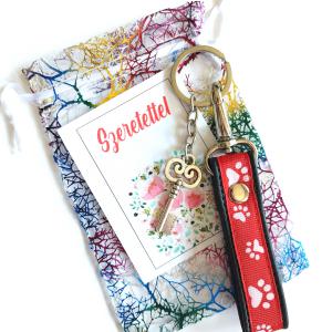 Tappancsos műbőr kulcstartó karikával karabinerrel kulcs fityegővel ajándéktasakban piros