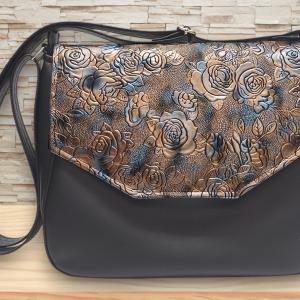 TERESA Fedélrészes oldaltáska Fekete alap metál rózsás fedélrésszel