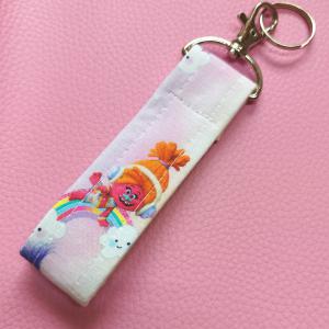 Trollok Dj Suki minimal kulcstartó karabinerrel és karikával