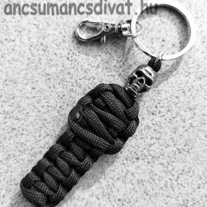 Vagány acél koponyás Múmia paracord kulcstartó karabinerrel fekete