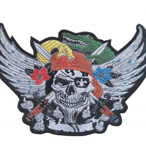 Vasalható varrható hímzett nagy felvarró folt Szárnyas kalóz koponya hátfelvarró 23x16cm
