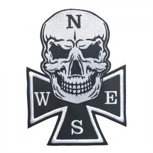 Vasalható varrható hímzett nagy felvarró Koponya vaskereszt égtájakkal hátfelvarró motorosfelvarró 21x15cm