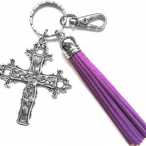 Védelmező kereszt kulcstartó táskadísz nagy lila bojttal és karabinerrel