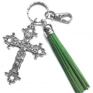 Védelmező kereszt kulcstartó táskadísz nagy zöld bojttal és karabinerrel