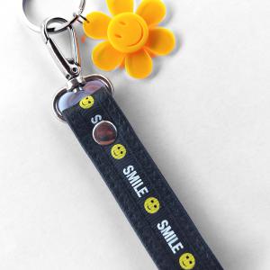 Vidám smile textilbőr kulcstartó karabinerrel mosolyvirággal karikával