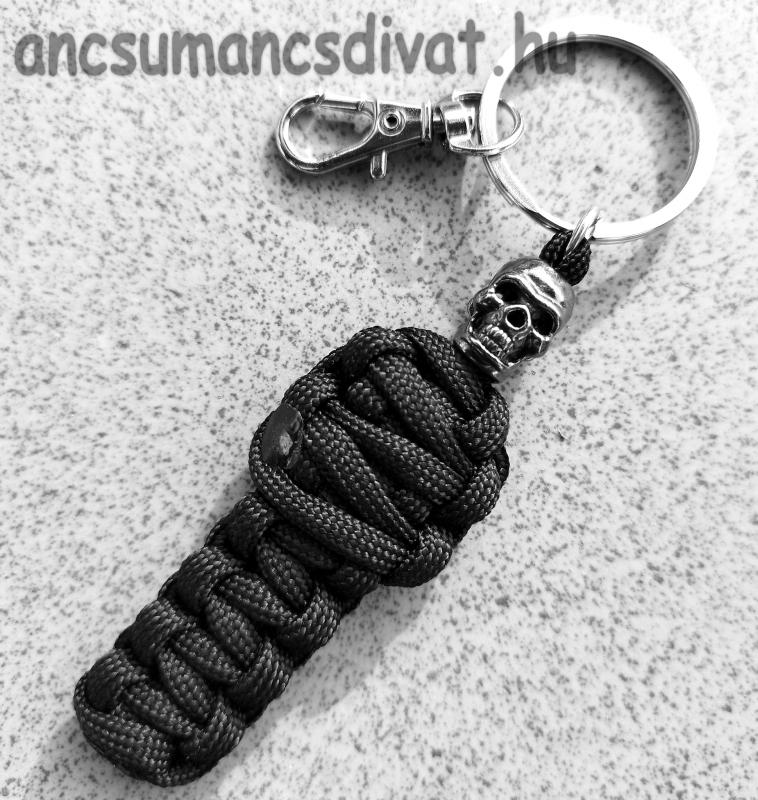 Vagány acél koponyás Múmia paracord kulcstartó karabinerrel fekete