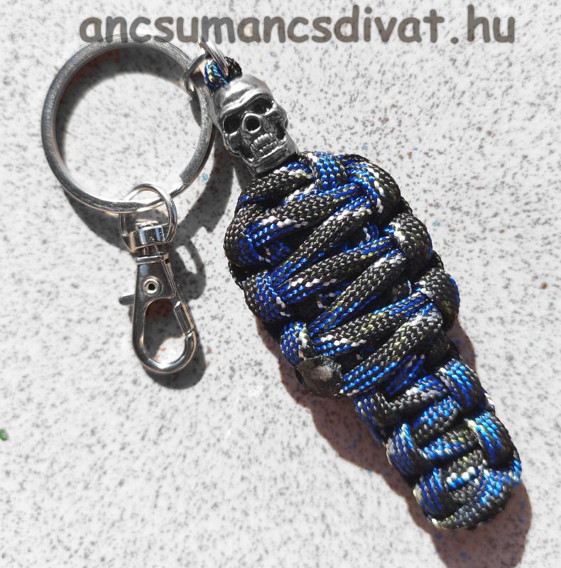 Vagány acél koponyás Múmia paracord kulcstartó karabinerrel kék fekete fényvisszaverős