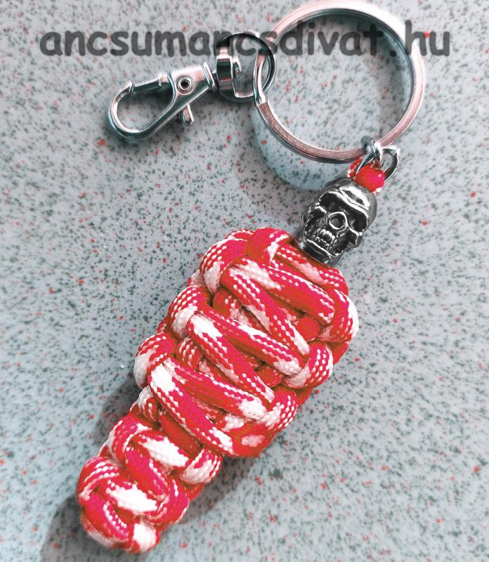 Vagány acél koponyás Múmia paracord kulcstartó karabinerrel piros fehér