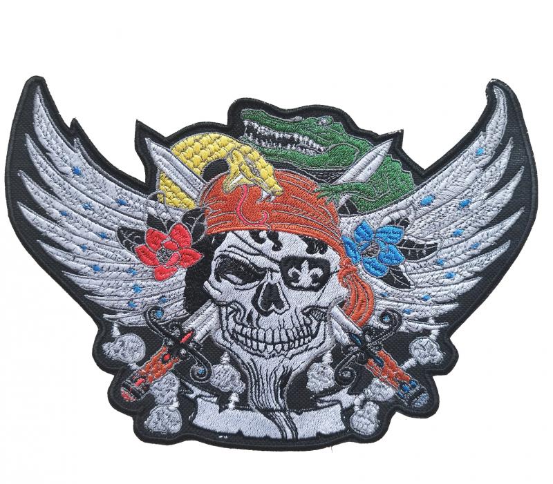 Vasalható varrható hímzett nagy felvarró folt Szárnyas kalóz koponya hátfelvarró 23x16cm