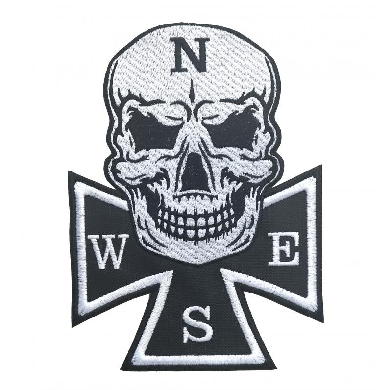 Vasalható varrható hímzett nagy felvarró Koponya vaskereszt égtájakkal hátfelvarró motorosfelvarró 21x15cm
