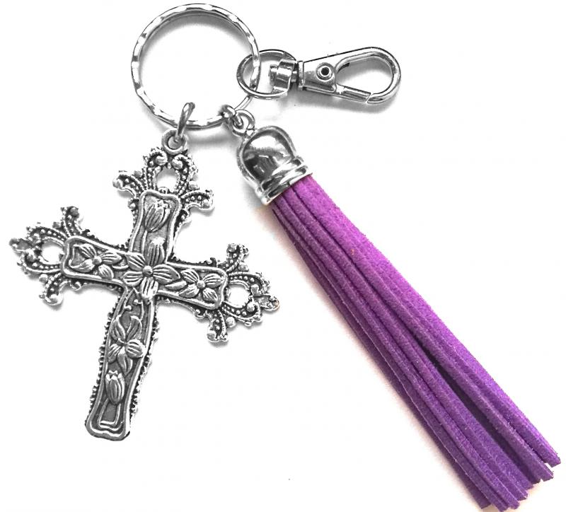 Védelmező kereszt kulcstartó táskadísz nagy lila bojttal és karabinerrel