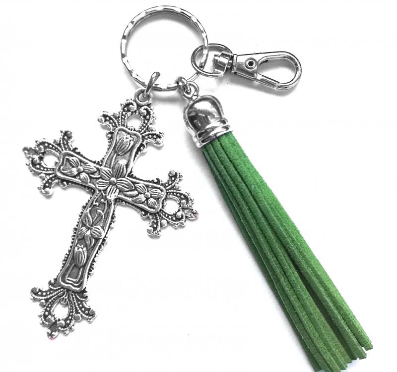 Védelmező kereszt kulcstartó táskadísz nagy zöld bojttal és karabinerrel