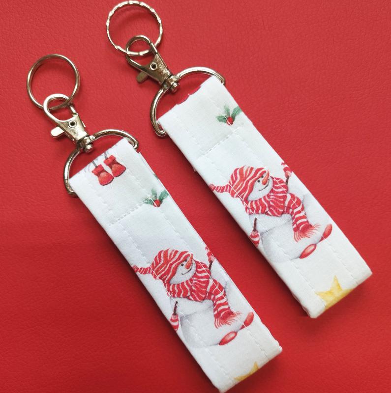 Vidám hóember karácsonyi minimal kulcstartó karabinerrel és karikával