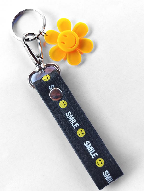 Vidám smile textilbőr kulcstartó karabinerrel mosolyvirággal karikával