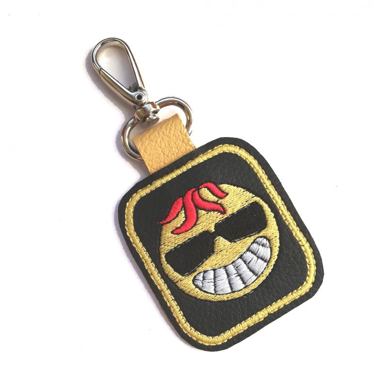 Vigyorgó smiley hímzett bőrkulcstartó kulcsdísz táskadísz