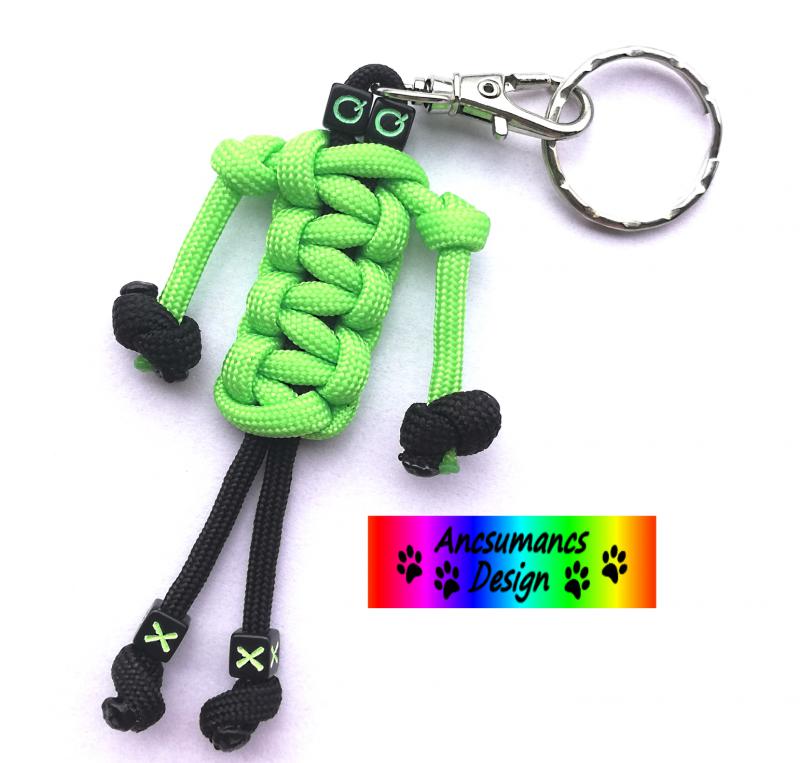 Zöld emberke paracord táskadísz kulcstartó karabinerrel